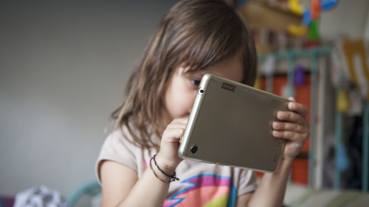 Děti tráví hodiny denně na sociálních sítích. Většina rodičů to neřeší